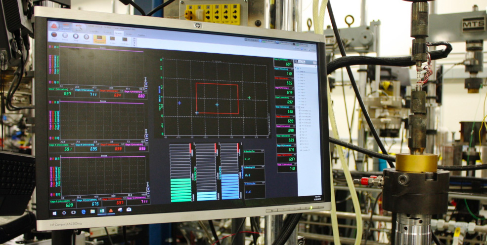 SIRIUS DAQ Dewesoft Fatigue Alignment software on display with real time data from a specimen on a computer monitor.